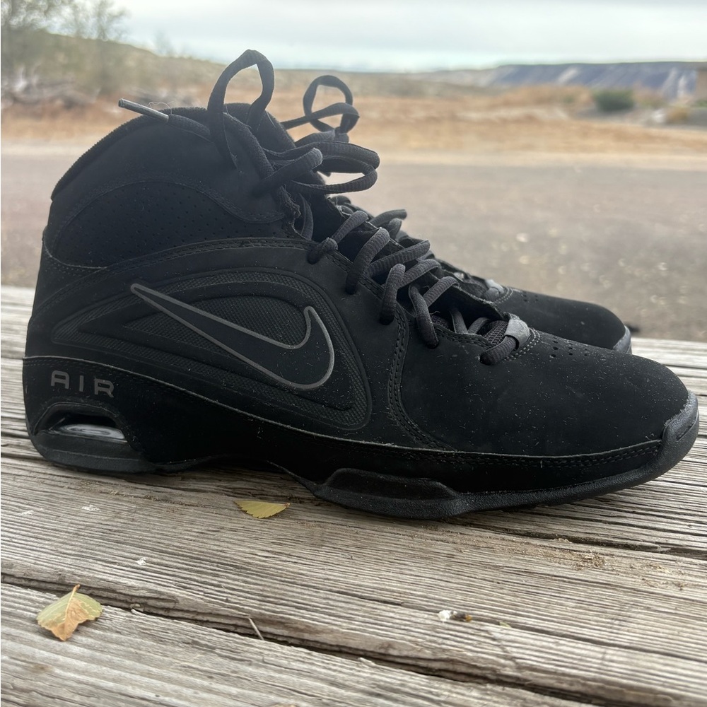Men’s basketball shoe